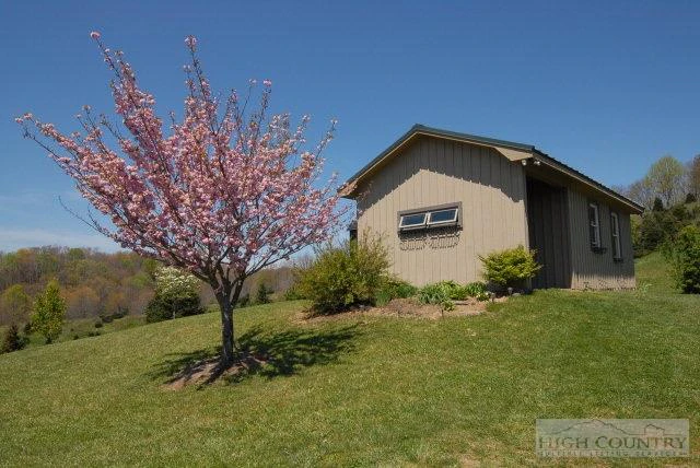 Image number 17 for the current listing