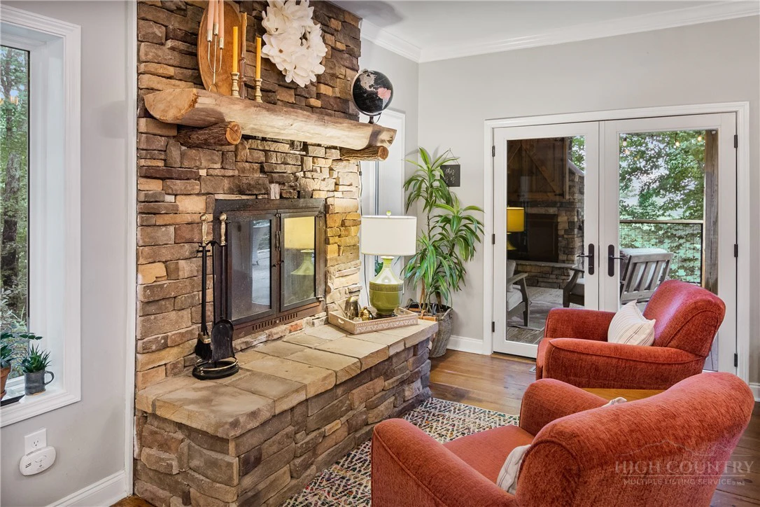 Image number 19 for the current listing