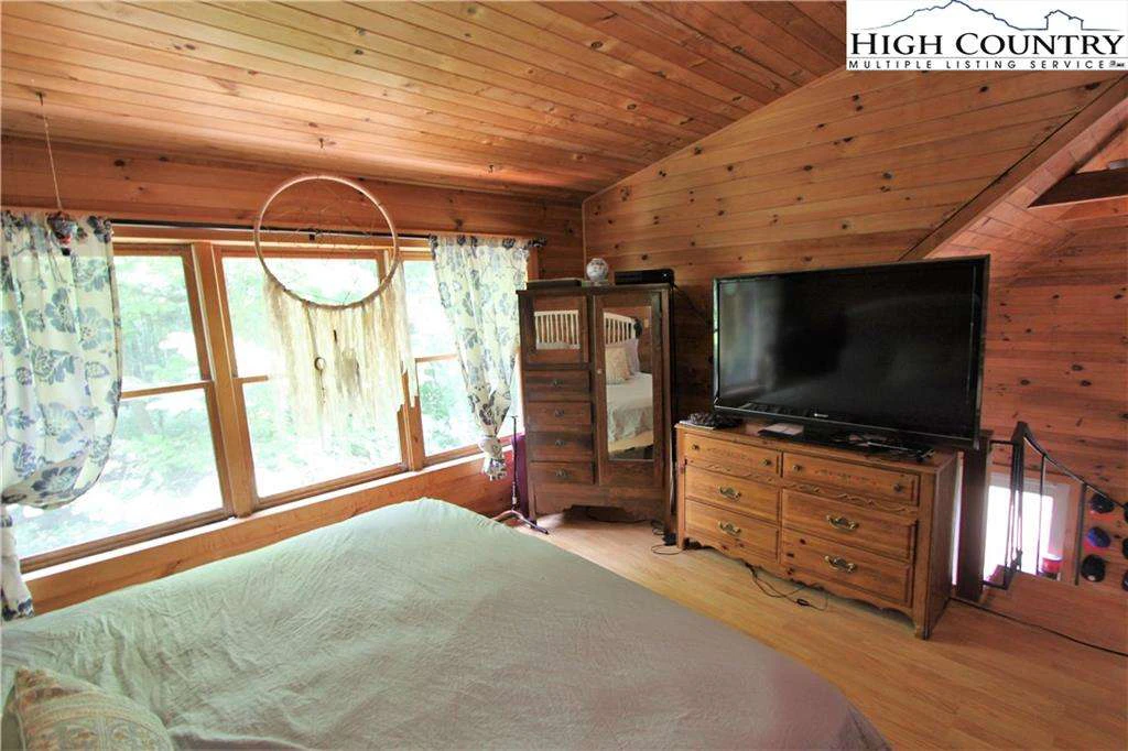 Image number 21 for the current listing