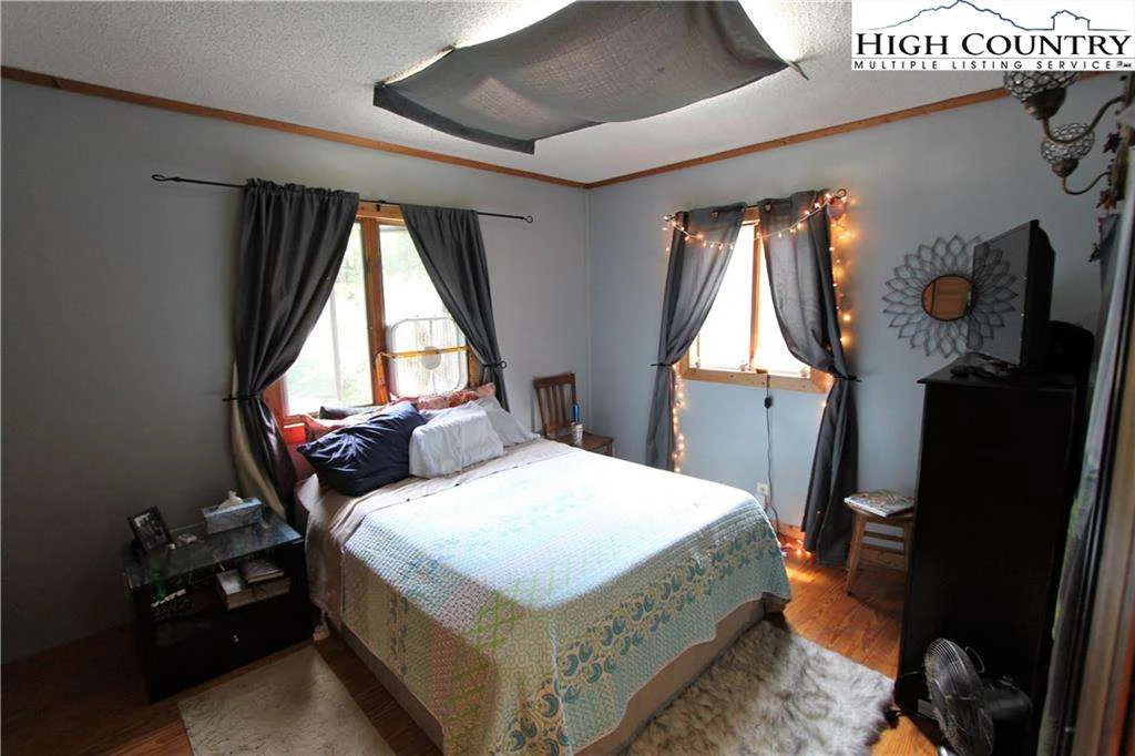 Image number 12 for the current listing