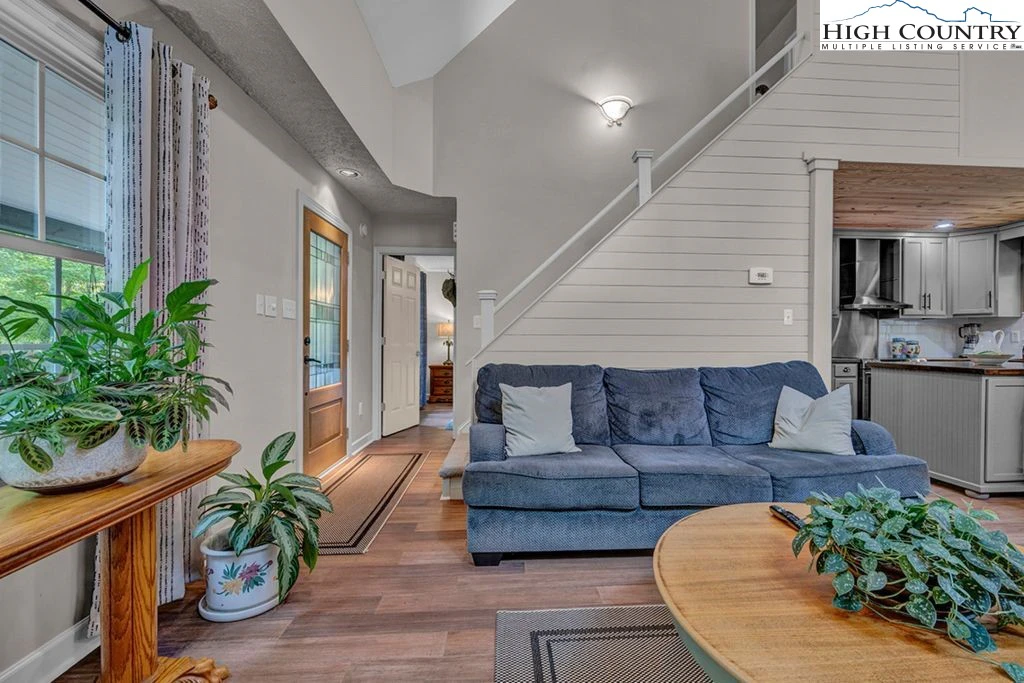 Image number 2 for the current listing