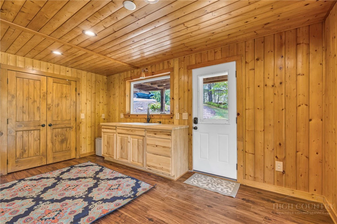 Image number 9 for the current listing