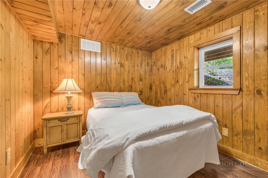 Image number 11 for the current listing
