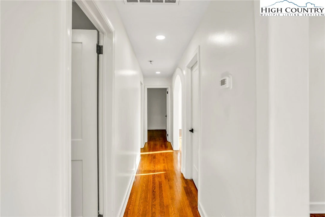 Image number 21 for the current listing