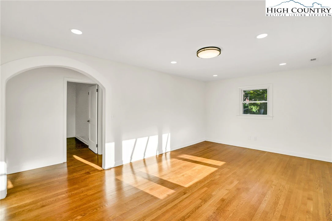 Image number 20 for the current listing