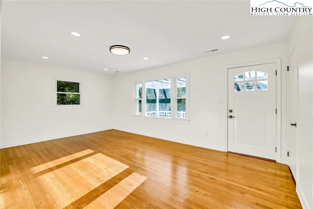 Image number 19 for the current listing
