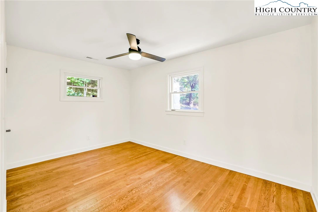 Image number 14 for the current listing