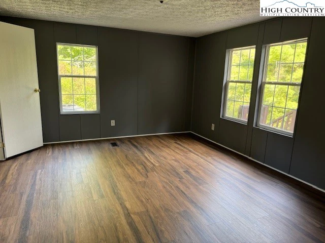 Image number 13 for the current listing