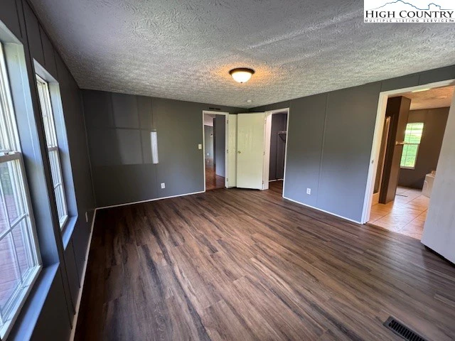 Image number 11 for the current listing