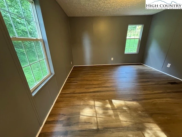 Image number 2 for the current listing