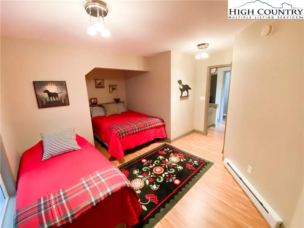Image number 18 for the current listing