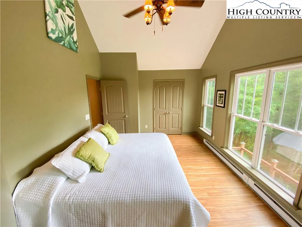 Image number 3 for the current listing