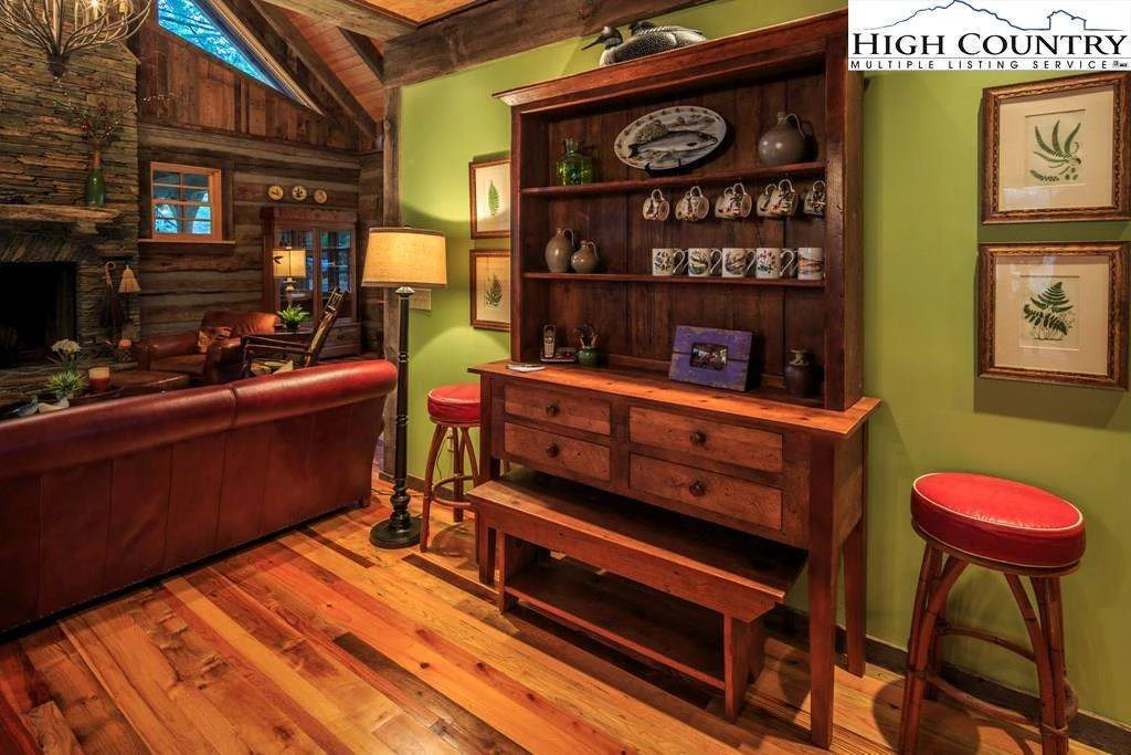Image number 4 for the current listing