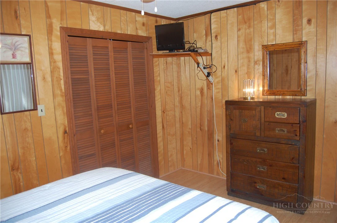 Image number 17 for the current listing