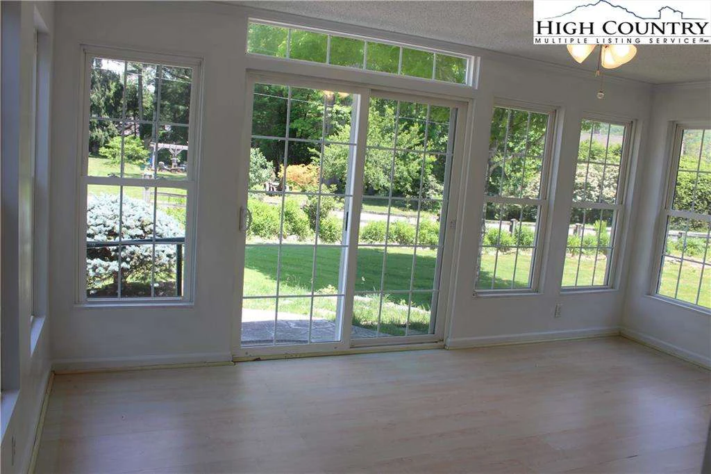 Image number 7 for the current listing