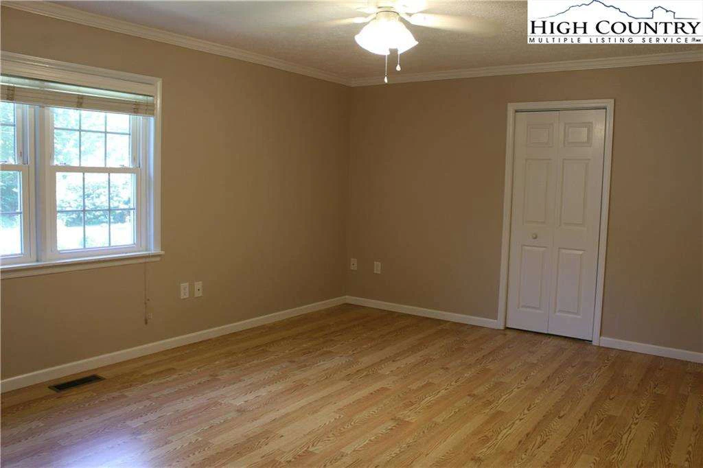 Image number 9 for the current listing