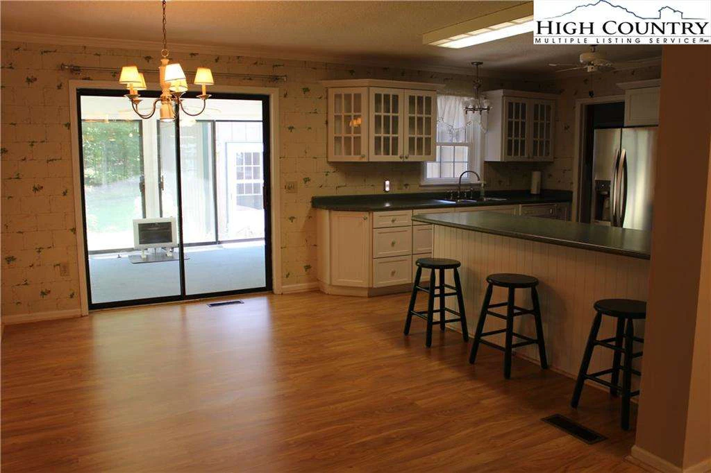 Image number 2 for the current listing