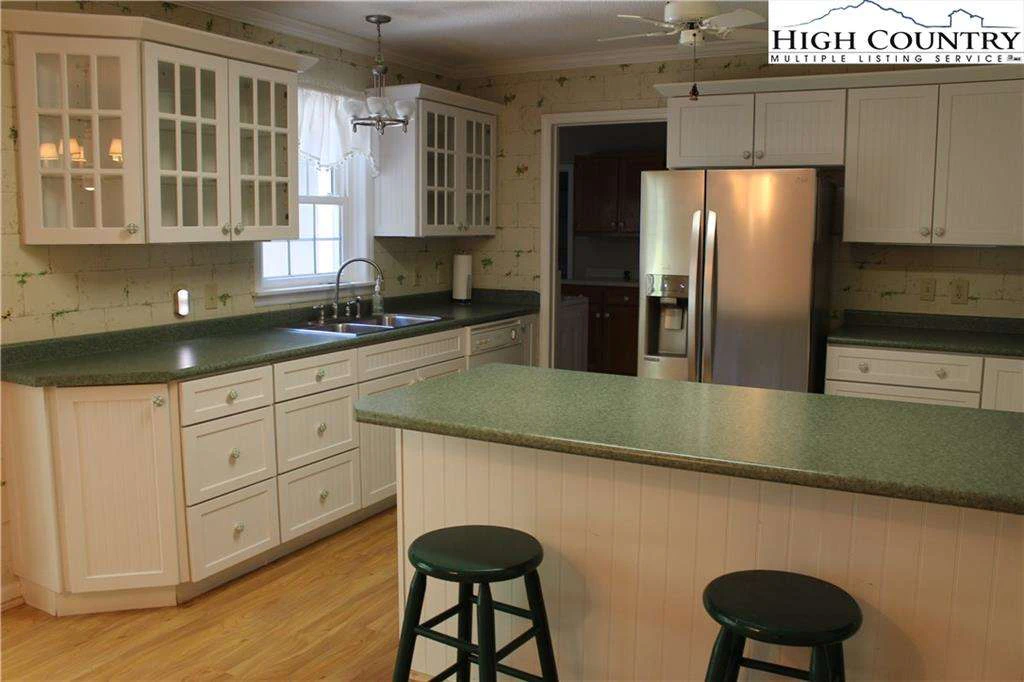 Image number 14 for the current listing