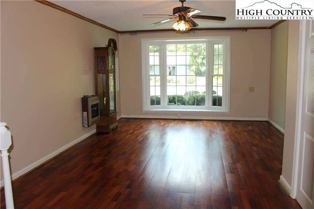 Image number 18 for the current listing