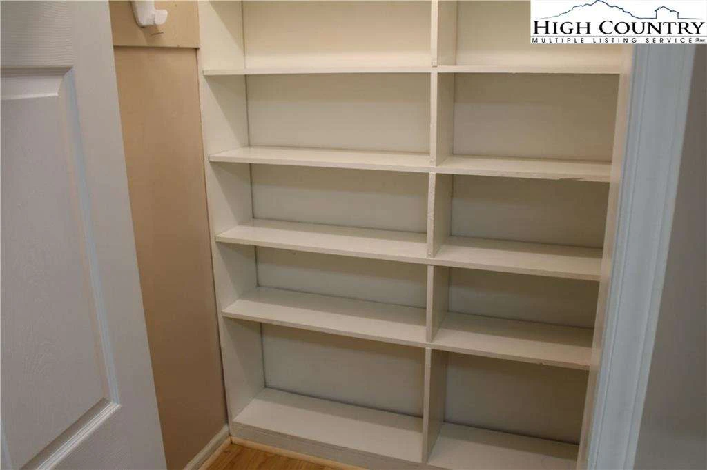 Image number 21 for the current listing