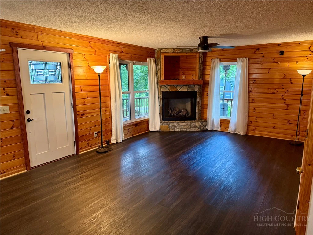 Image number 15 for the current listing