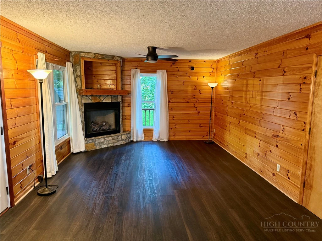 Image number 16 for the current listing