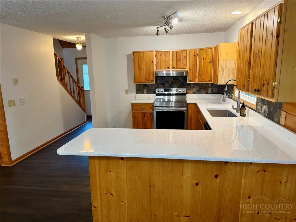 Image number 19 for the current listing