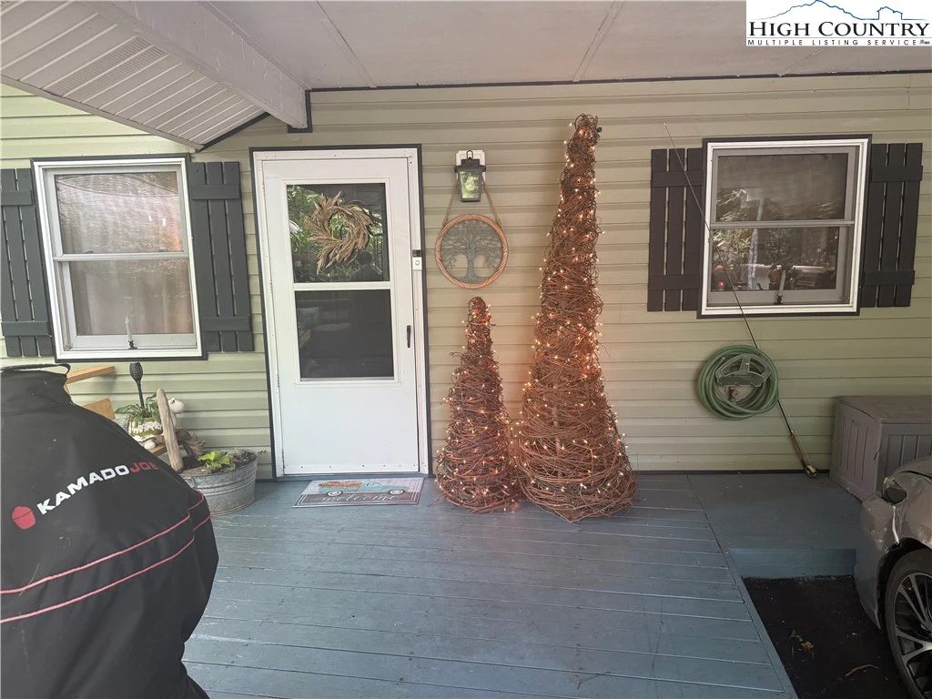 Image number 1 for the current listing