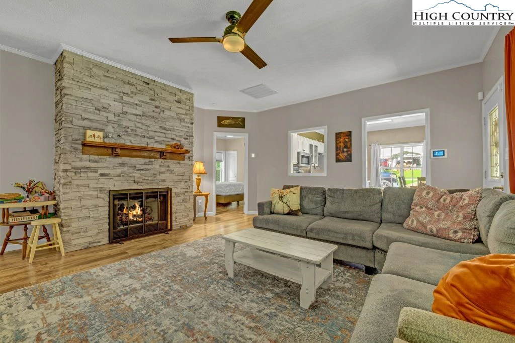 Image number 18 for the current listing