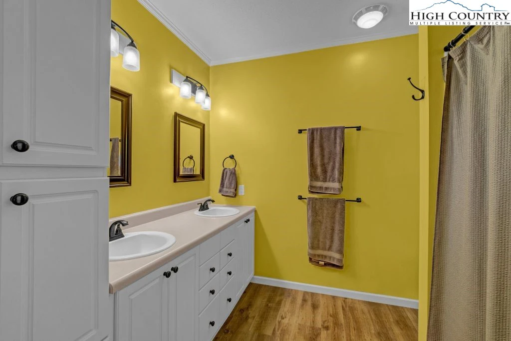 Image number 14 for the current listing