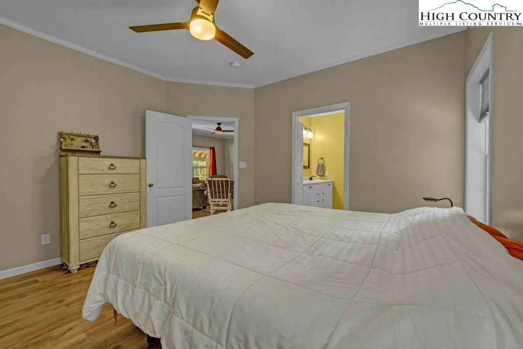Image number 13 for the current listing