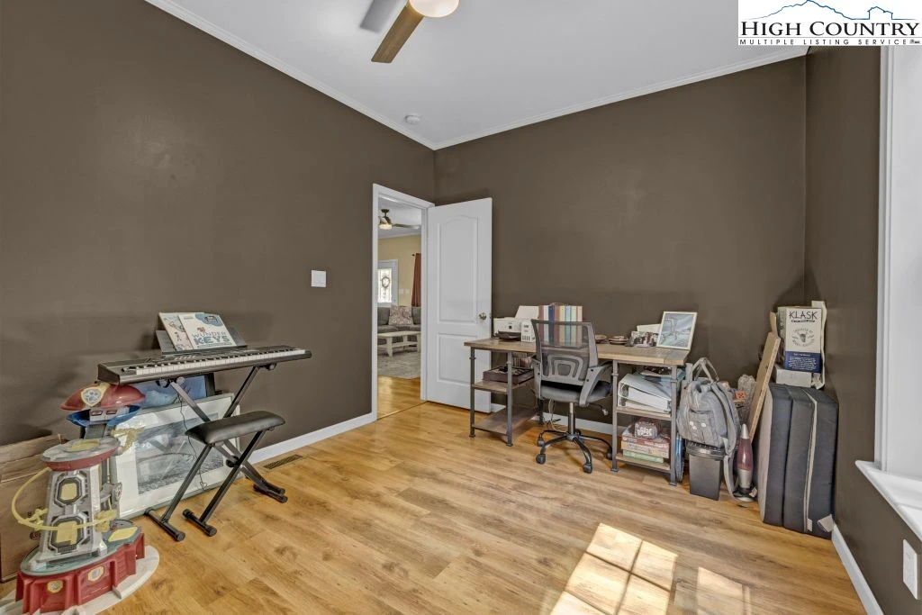 Image number 2 for the current listing