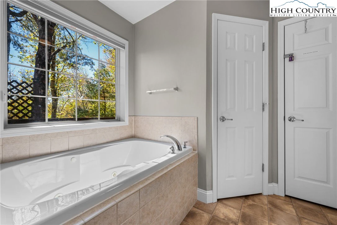 Image number 6 for the current listing