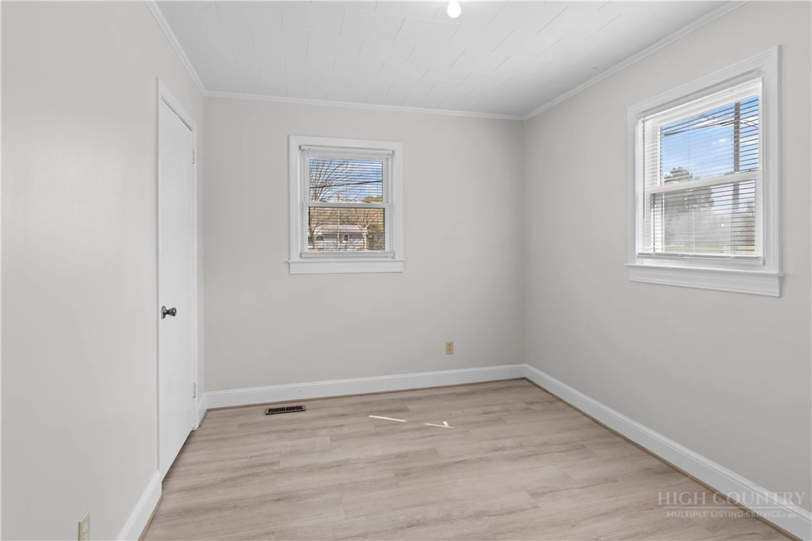 Image number 17 for the current listing