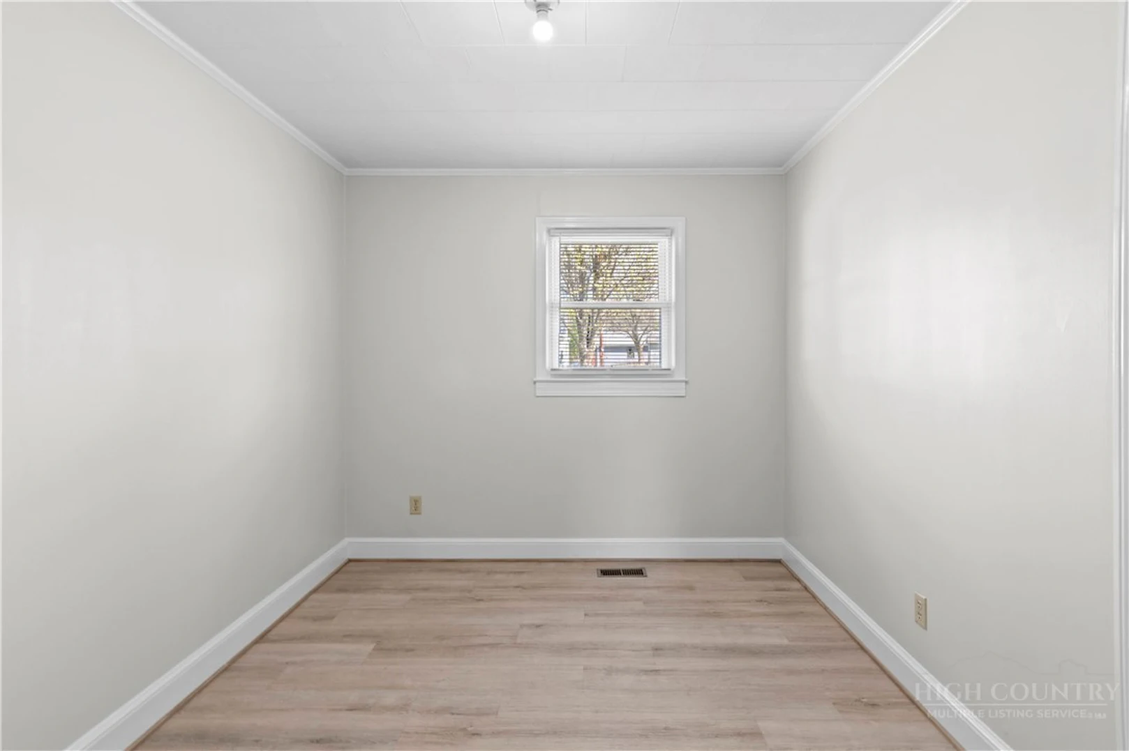 Image number 18 for the current listing