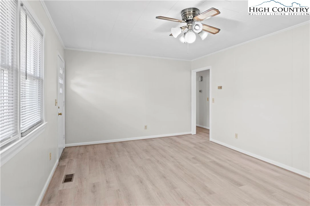 Image number 19 for the current listing