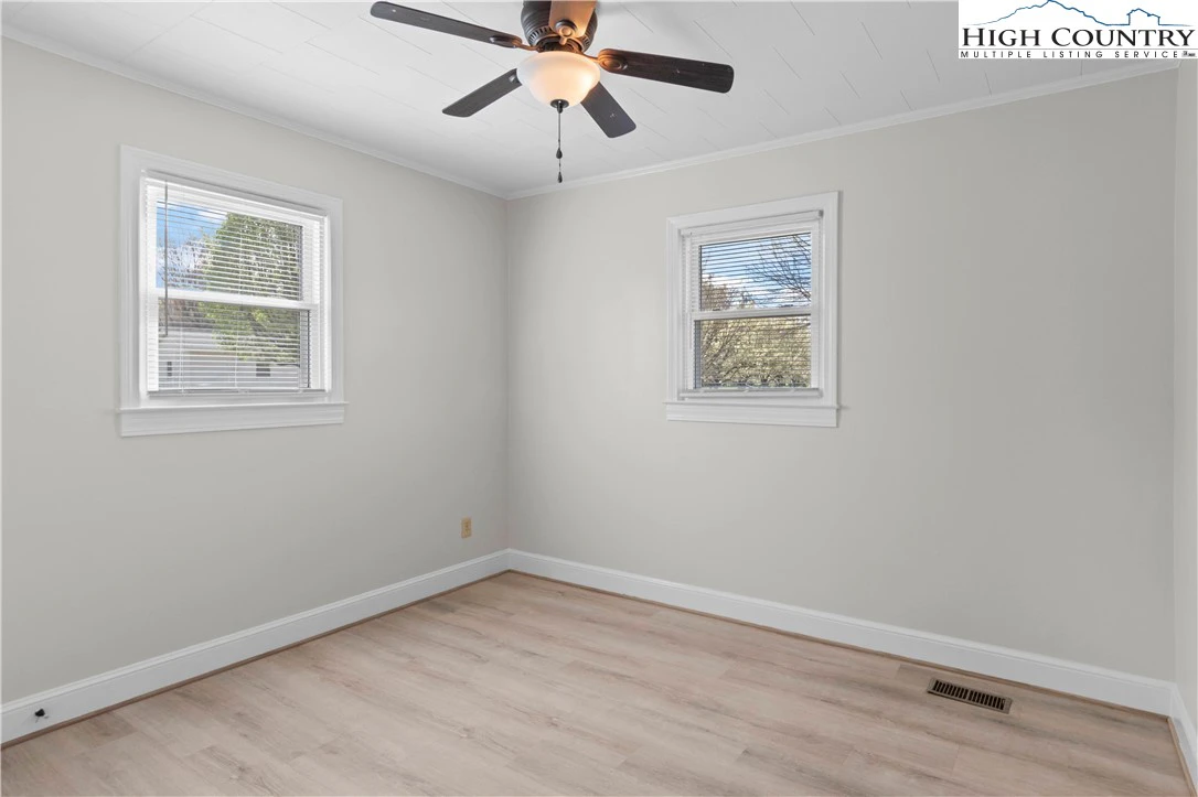 Image number 14 for the current listing