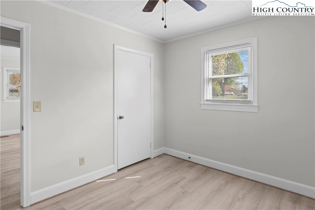 Image number 13 for the current listing