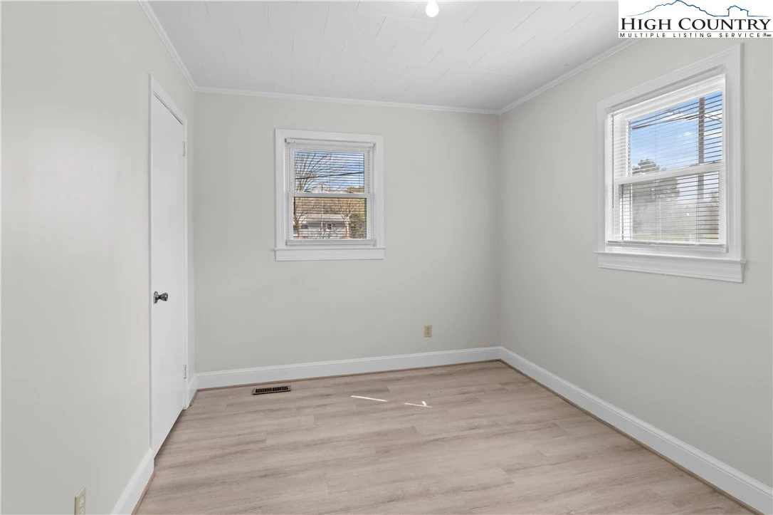 Image number 12 for the current listing