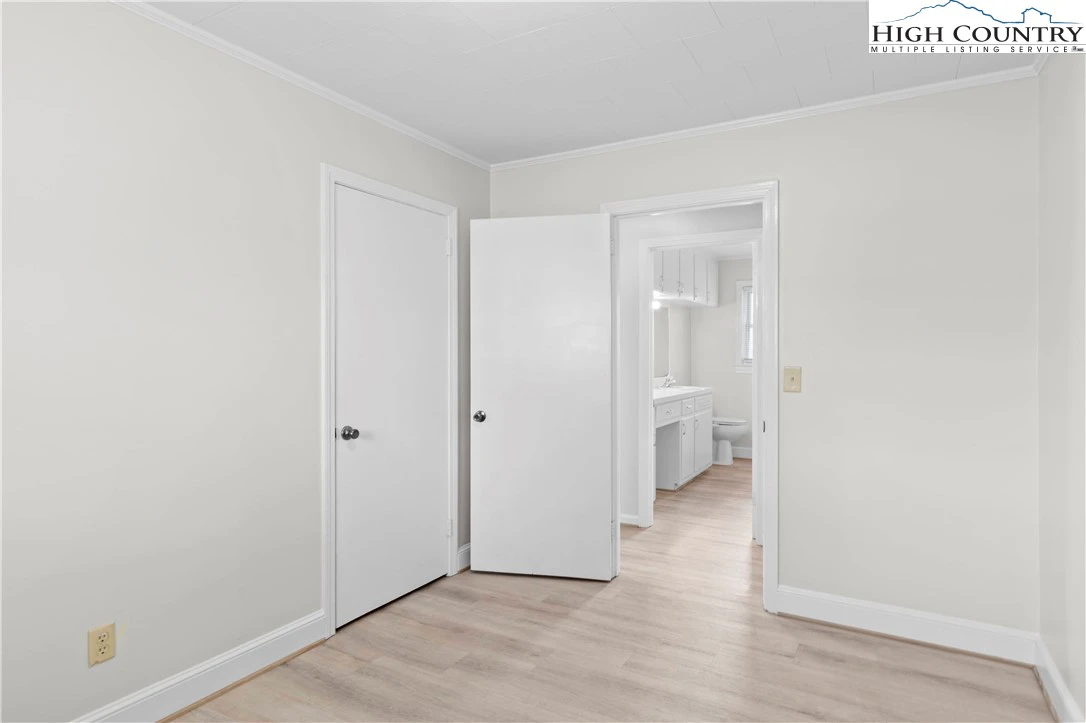 Image number 10 for the current listing