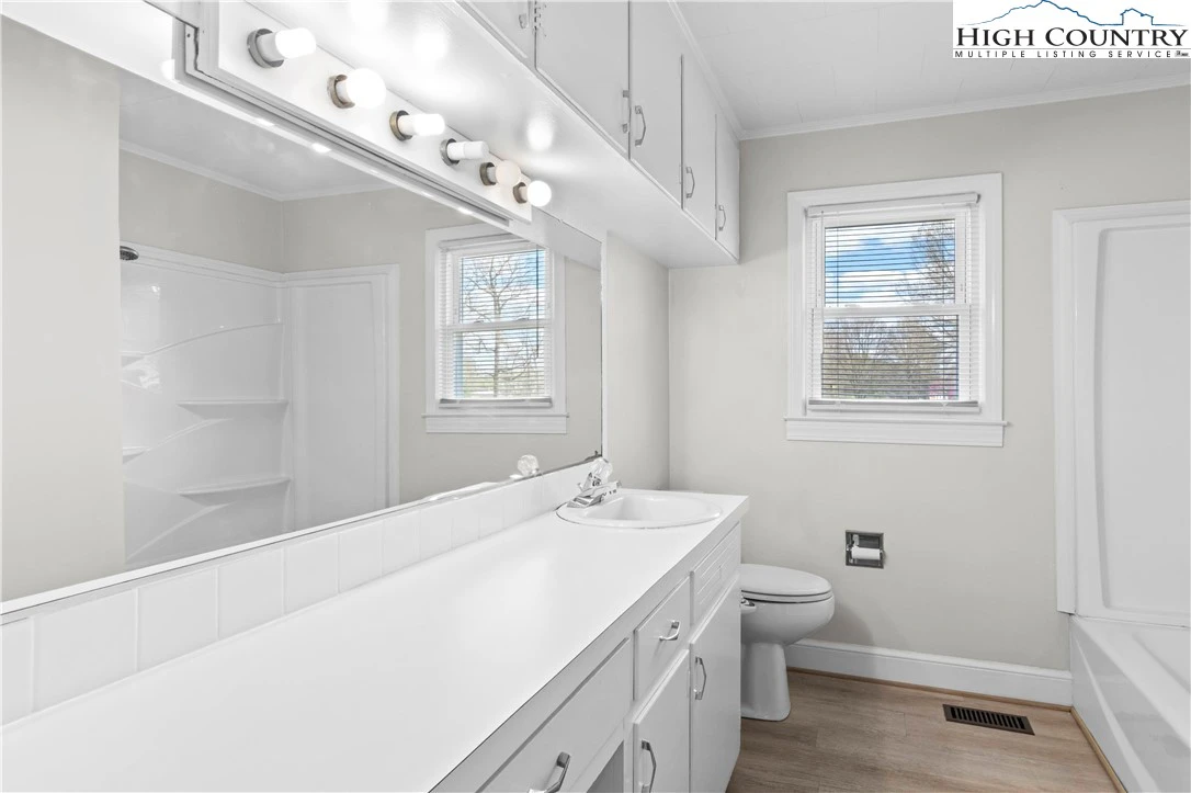 Image number 9 for the current listing