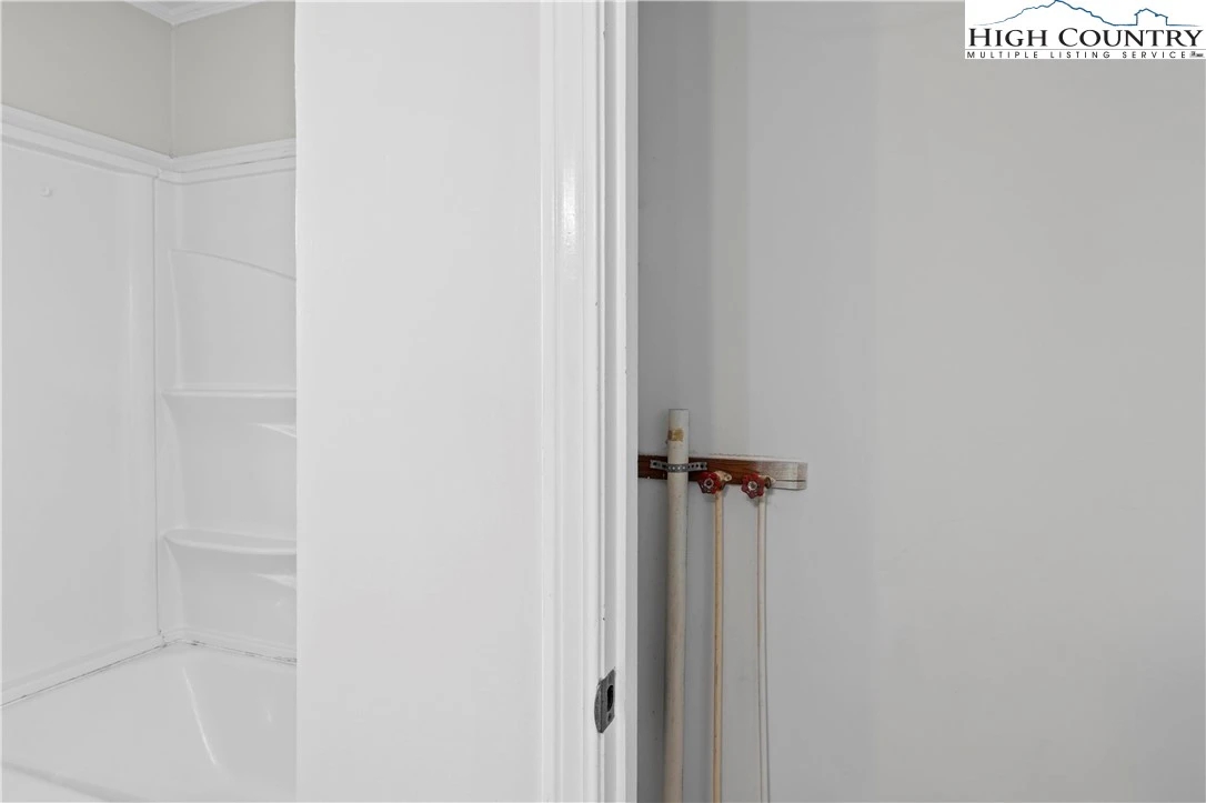 Image number 8 for the current listing