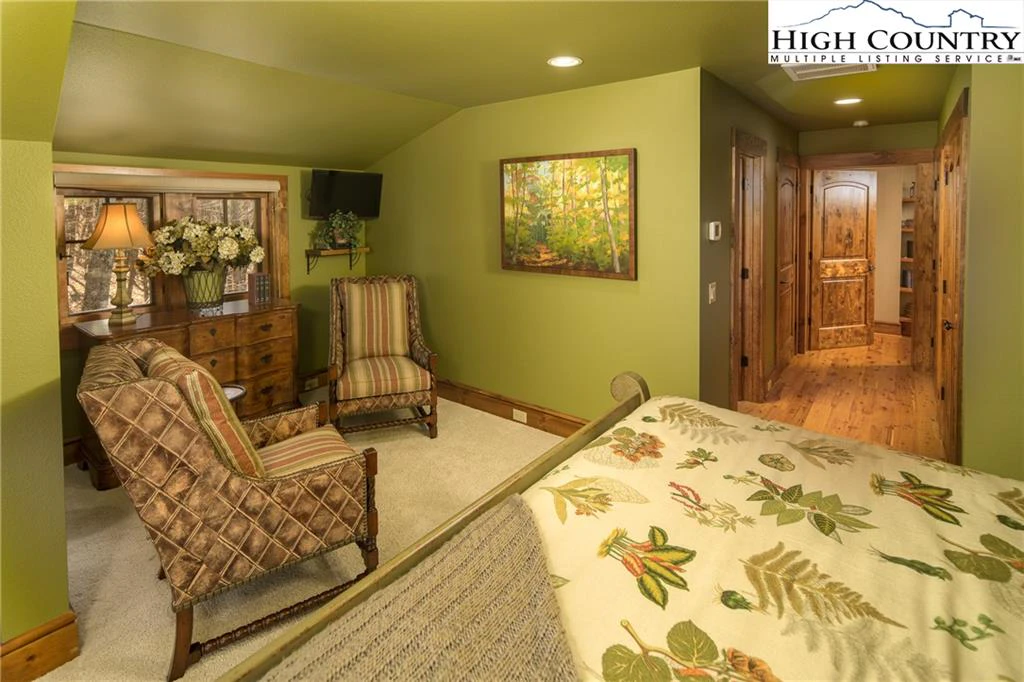 Image number 14 for the current listing