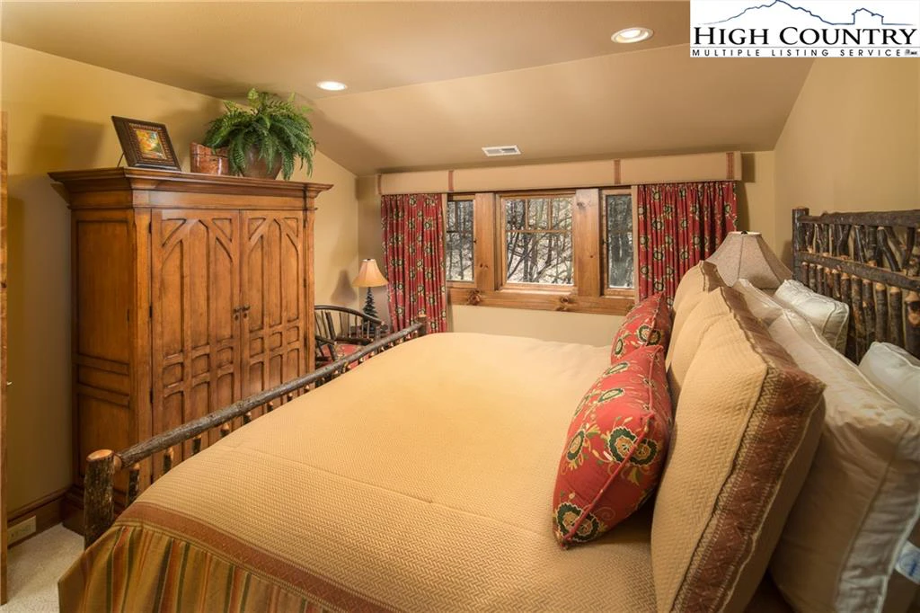 Image number 3 for the current listing