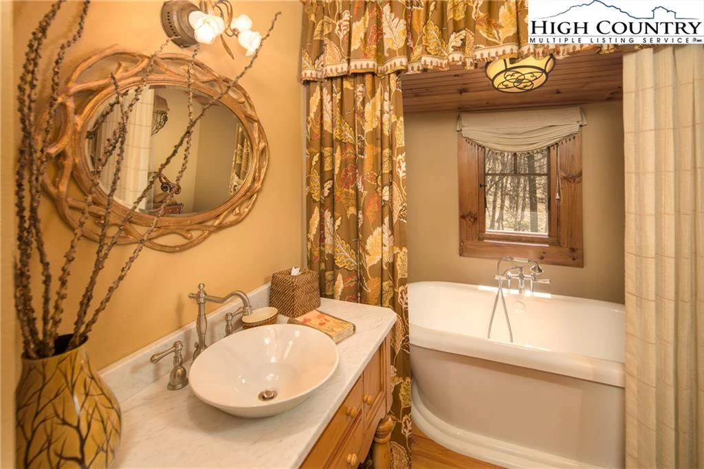 Image number 4 for the current listing