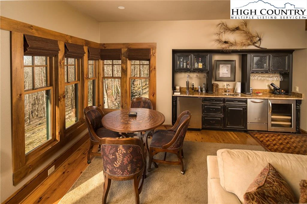 Image number 7 for the current listing