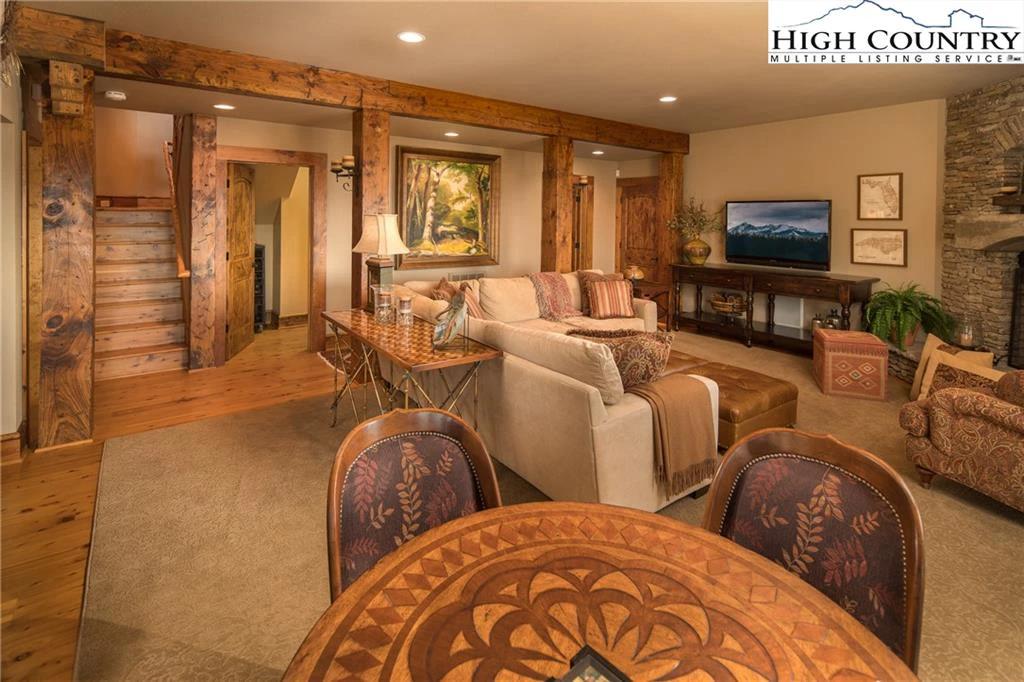 Image number 8 for the current listing