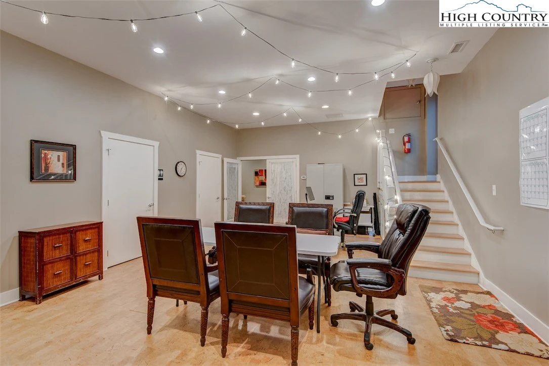 Image number 16 for the current listing