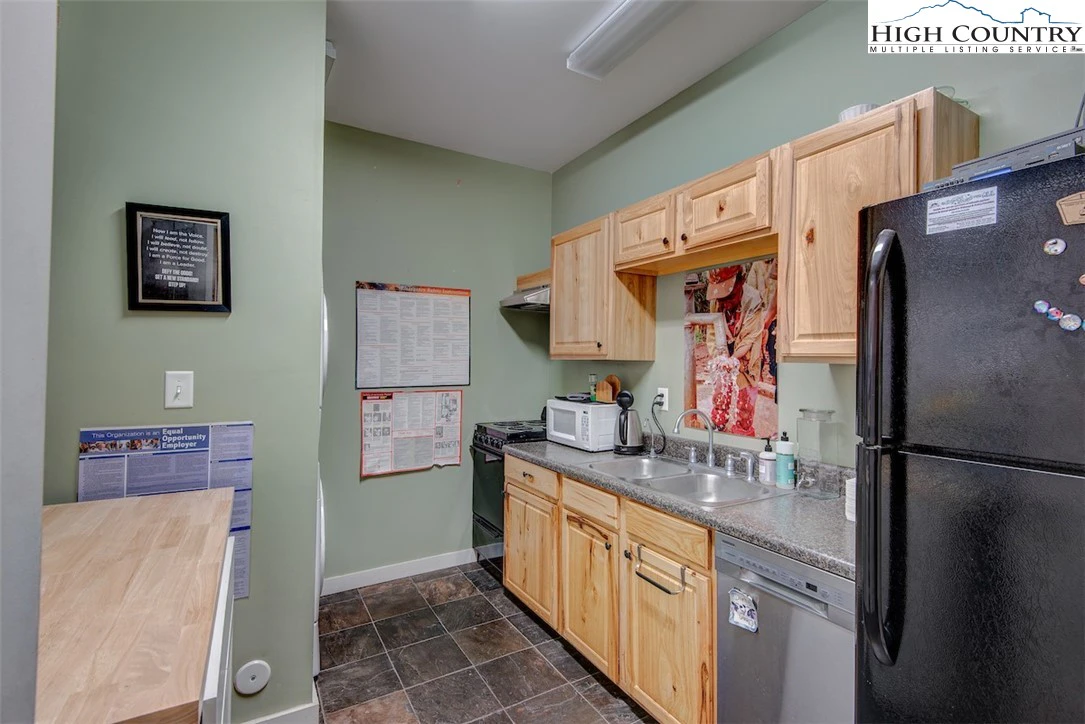 Image number 19 for the current listing