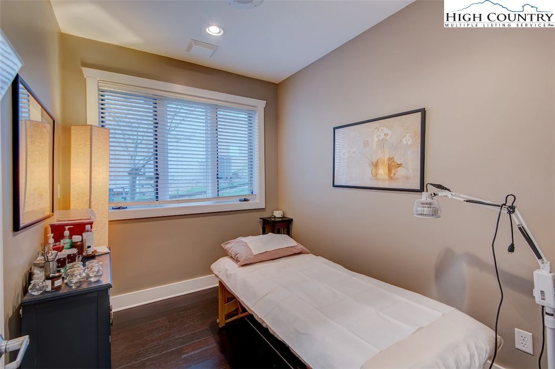 Image number 3 for the current listing